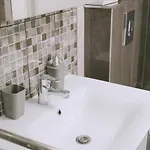 Centre - Two Bedroom * וארנה
